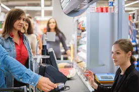 英国告别ATM，以后要从商店提取现金？| 悦读全球图片