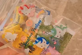 你怎么看？一岁零两个月宝宝坐飞机 爸妈担心吵闹为乘客准备耳塞和糖果图片