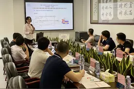 深圳39%的受访学生在步行时经常发短信或使用社交媒体图片
