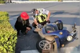 太可怕了！一女子反穿衣服骑车，衣服卷进车轮酿事故图片