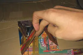 池州一小伙收神秘包裹，里面装丧葬用品图片