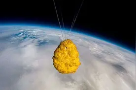 炸鸡飞上天！英超市为庆祝成立50周年将鸡块送上太空图片