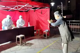 热泪盈眶！青岛83岁白发老人鞠躬致谢医护人员，她背后鲜为人知的故事更让人感动图片