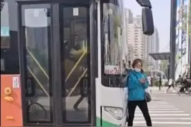 一个真敢靠！一个真敢开！未赶上公交车，女子拦靠车头，奇葩的一幕发生了图片