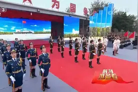 中国人民解放军仪仗大队展示《枪操表演》，尽显军人的飒爽英姿视频封面
