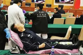 暖心！“卡里有钱，你们刷吧”图片