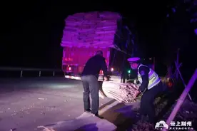 石首：大货车居然一路“撒暗器”好在民警及时发现图片