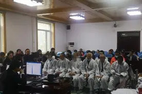 垄断建筑垃圾清运 包头11名被告受审图片