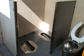 胡同公厕厕位太近，网友：这是让人促膝长谈？︱有事新京报图片