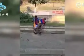 80秒还原阿塞拜疆虐杀亚美尼亚战俘：强迫下跪，拽倒在地用枪瞄准头视频封面