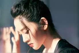 唐艺昕产后复出高调秀身材 流苏披肩礼服霸气绝美图片