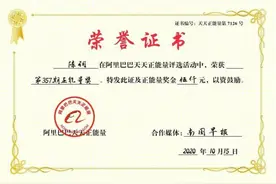 他在病床上，却还要把奖金捐出来，拦都拦不住图片