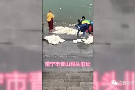 南宁邕江边漂浮大量馒头、面条，疑是放生者怕鱼饿着了……图片