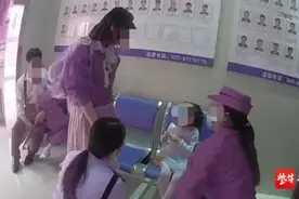 奶爸带娃出门遛弯 一转眼身后多了一个娃……图片