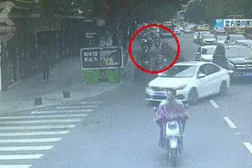昆明北京路上，男子骑车撞人跑了？紧急时刻，有人出手了图片