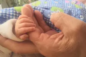 山东67岁产妇生女一年：孩子已会叫爸妈 相差近40岁姐姐常回来看望图片