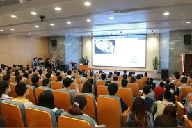 潘建伟为大学生科普：从爱因斯坦到量子科技前沿发展，未来将与华东师大国家重点实验室更深合作图片