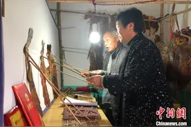 湖北七旬老人坚守传统皮影戏：愿“老艺”有“新人”图片
