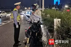 小伙骑摩托载女友上高架兜风，看到交警卡点加速逃离图片
