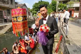现实版“乘龙快婿”！南海桂城叠滘小伙乘坐40人大龙船把老婆娶回家图片