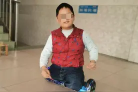 平衡车上的无腿男孩：用坚强乐观面对磨难图片