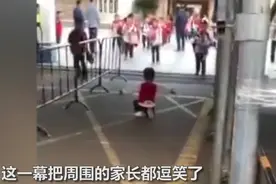弟弟校门口单膝跪地接姐姐放学，被“无视”后大哭，网友：可爱图片