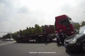 浙江交警小哥哥用洪荒之力吹出生命之哨！从大货车前轮下救下一对母女图片