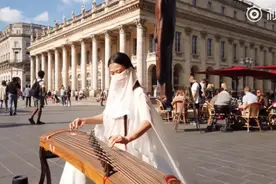 留学生国外街头弹古筝惊艳外国人，本人回应：民族的就是世界的图片