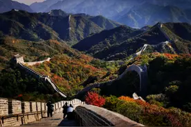 八达岭长城：雄关巍峨尽沧桑 红叶妆点更灿烂图片