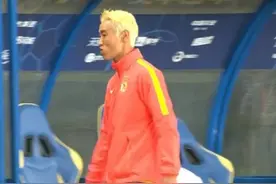 伤愈复出新发型，韦世豪染了一头黄色头发图片