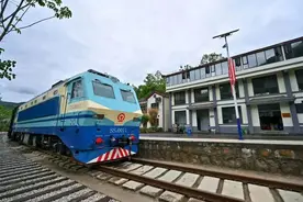 火车飞进小山村，柿子还能酿成醋？图片