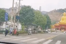 警察叔叔在斑马线上，蹦起来了图片