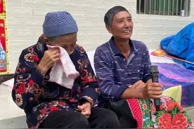 “背带大叔”不再背母看病图片