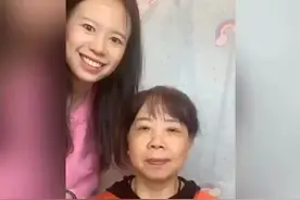 我给妈妈化个妆｜第一次近距离看到妈妈眼角的皱纹图片