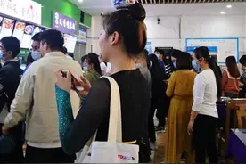 ​吃饭不忘练“舞功”，高校女生头顶瓷碗在食堂就餐图片