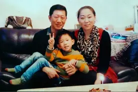 广州一全职妈妈坚持5年在校门口指挥交通，其一家都是志愿者图片
