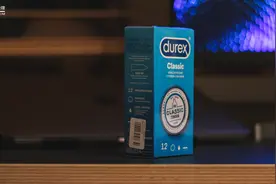 撇开被罚80万一事来谈，杜蕾斯蹭苹果5G热点的海报水平怎样？图片