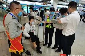 “咔吧”一声！小伙下楼梯时玩手机，摔了…图片