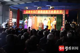 扬剧送下乡村民好欢畅，“老戏迷”来晚了一步“听戏”也过瘾图片