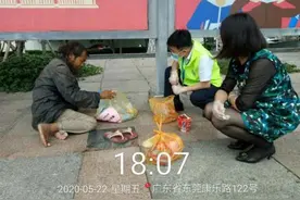 男子离家出走20年，终跟家人团聚，得知父亲去世放声痛哭图片