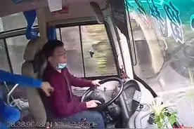 女乘客乘公交未到站要求下车未果，抓扯拍打司机 涉危害公共安全被批捕图片