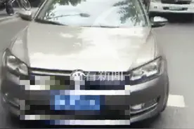 为买猕猴桃女子车停路中央致拥堵？小区保安道出真相图片