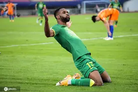 国安战平鲁能点球引发争议，蒿俊闵暗讽“不太好玩了”图片