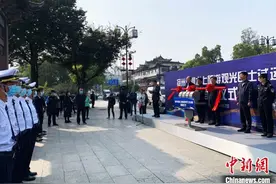 江苏扬州古运河水上旅游观光“穿梭巴士”首航图片