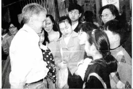 中国最早的英语角，记录了上海爷叔的青春岁月图片