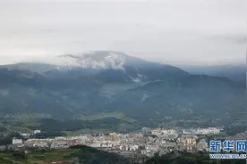 鸟瞰大凉山腹地昭觉县图片