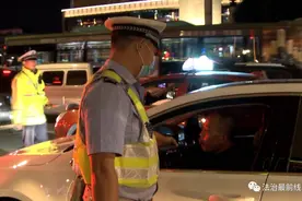 行人横穿马路要罚款！南宁交警一小时内处罚近20人图片