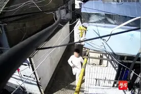 00后男子拿一沓百元大钞拍视频“炫富”！但另一个视频让他栽了图片
