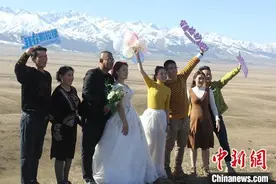 新疆那拉提“秋韵”圆“抗疫”伉俪婚纱梦图片
