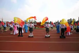 “体育盛会”与“家国情怀”，这所学校的运动会入场式很热血图片